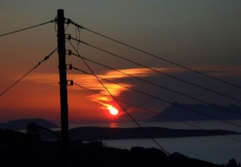 Σύμφωνα με πληροφορίες του evima.gr η διακοπή ρεύματος έχει βυθίσει στο σκοτάδι οκτώ χωριά του Δήμου Μαντουδίου Λίμνης Αγίας Άννας.