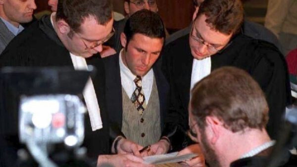 Στις 15 Δεκεμβρίου 1995, έπειτα από πέντε χρόνια δικαστικών αγώνων, ο -58χρονος πλέον- Βέλγος Ζαν Μαρκ Μποσμάν, με τους δύο νεαρούς δικηγόρους του, κέρδισαν μια δίκη στο ευρωπαϊκό δικαστήριο του Λουξεμβούργου, αλλάζοντας για πάντα το ποδόσφαιρο.
