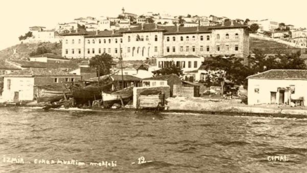 Στις 23 Αυγούστου του 1922 ο Καραθεοδωρή συγκέντρωσε το προσωπικό και το ενημέρωσε σχετικά με την αποχώρησή τους από τη Σμύρνη, ενώ τους εφοδίασε με λίγα χρήματα και συστατικές επιστολές.