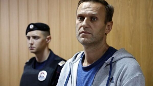 Ο Ναβάλνι άφησε να εννοηθεί ότι έφθασε στη νέα αποικία κρατουμένων το βράδυ του Σαββάτου, ύστερα από ένα ταξίδι «με τόσο περίεργο δρομολόγιο» που ο ίδιος πίστεψε ότι δεν θα ξαναβρισκόταν με τους δικούς του ανθρώπους πριν από μέσα Ιανουαρίου.