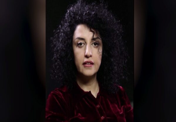 Η κυρία Μοχαμαντί, από τις πιο γνωστές ακτιβίστριες στο Ιράν, έχει φυλακιστεί επανειλημμένα από τα τέλη των χρόνων του 1990.
