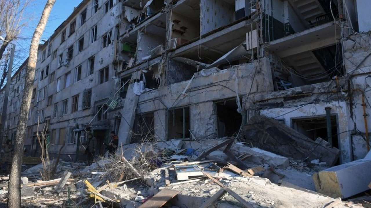 Ο Ζελένσκι σχολίασε την αποτυχία της καλοκαιρινής αντεπίθεσης της Ουκρανίας αποδίδοντάς την σε έλλειψη πυρομαχικών και υπεροχής στους αιθέρες. Ελλείψεις που επιμένουν την ώρα που ξεκινά εκ νέου ένας πόλεμος φθοράς, με τη Ρωσία να έχει αναλάβει ξανά την πρωτοβουλία.