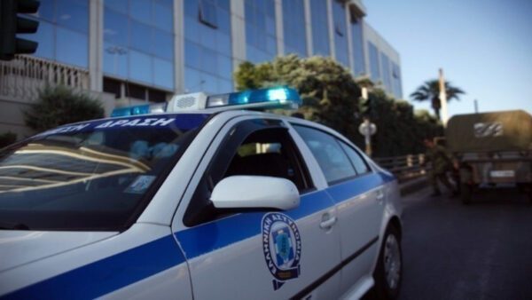 Σύμφωνα με την Αστυνομία, περίπου στις 7 το πρωί ένα αυτοκίνητο σταμάτησε έξω από κέντρο διασκέδασης, που βρίσκεται επί της οδού Ιάκχου, και άνοιξε πυρ εναντίων θαμώνων που εκείνη την ώρα έβγαιναν από αυτό.