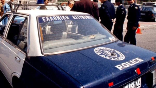 Ο 38χρονος για άγνωστη μέχρι στιγμής αιτία επιτέθηκε στην μητέρα του με αιχμηρό αντικείμενο, τραυματίζοντάς την ελαφρά στον λαιμό της.