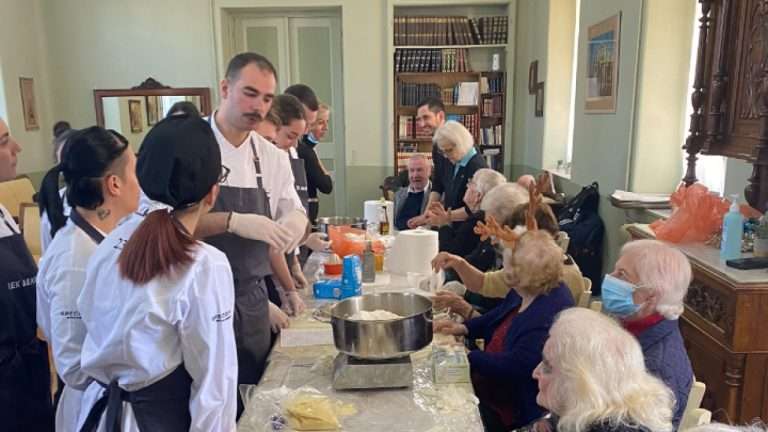 Φοιτητές ζαχαροπλαστικής έφτιαξαν γιορτινά γλυκά με τους φιλοξενούμενους του Γηροκομείο Αθηνών