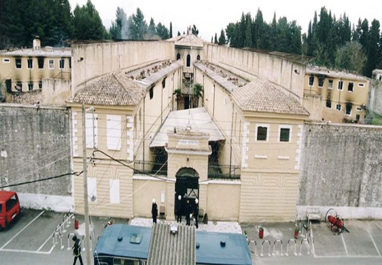 Σε απεργία πείνας έχουν προχωρήσει περίπου 70 κρατούμενοι των φυλακών Κέρκυρας, στη συντριπτική τους πλειονότητα αλβανικής υπηκοότητας, οι οποίοι έχουν καταθέσει μία σειρά αιτημάτων μεταξύ των οποίων χαλάρωση της αυστηρότητας των κριτηρίων με τα οποία αποφασίζονται οι άδειες και η υφ΄ όρων απόλυση.