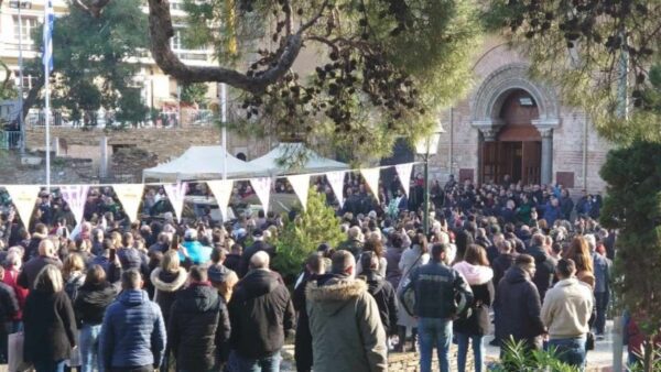 Ο Βασίλης Καρράς έφυγε από τη ζωή σε ηλικία 70 ετών. Η εξόδιος ακολουθία και η ταφή του ερμηνευτή θα γίνει την Τετάρτη 27 Δεκεμβρίου, στο χωριό του, το Κοκκινοχώρι Καβάλας.