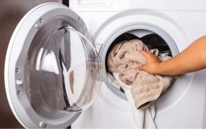Το κόλπο για να μην μυρίζει άσχημα το πλυντήριο ρούχων