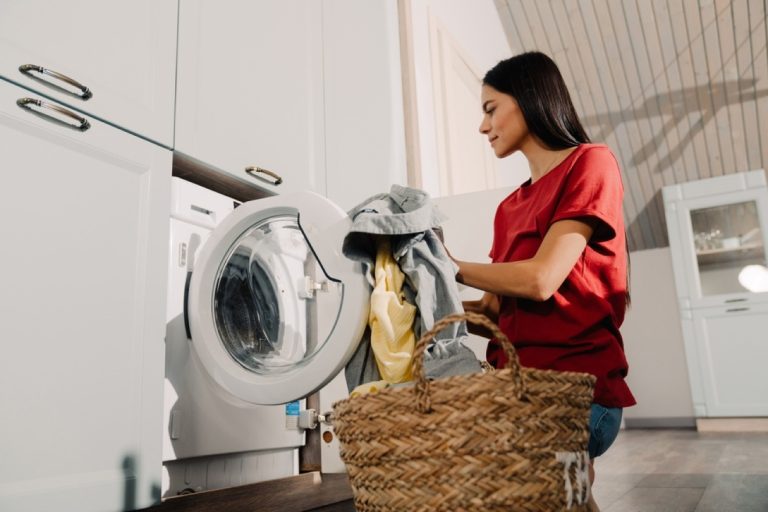 4 κόλπα του TikTok για το πλύσιμο, που καταστρέφουν τα ρούχα σας