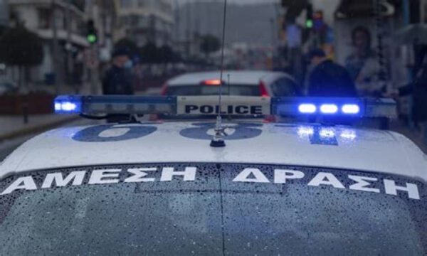 Λόγω του συμβάντος η Φίλωνος αποκλείστηκε από την αστυνομία. Αναμένεται κλιμάκιο του τμήματος Εξουδετέρωσης Εκρηκτικών Μηχανισμών.