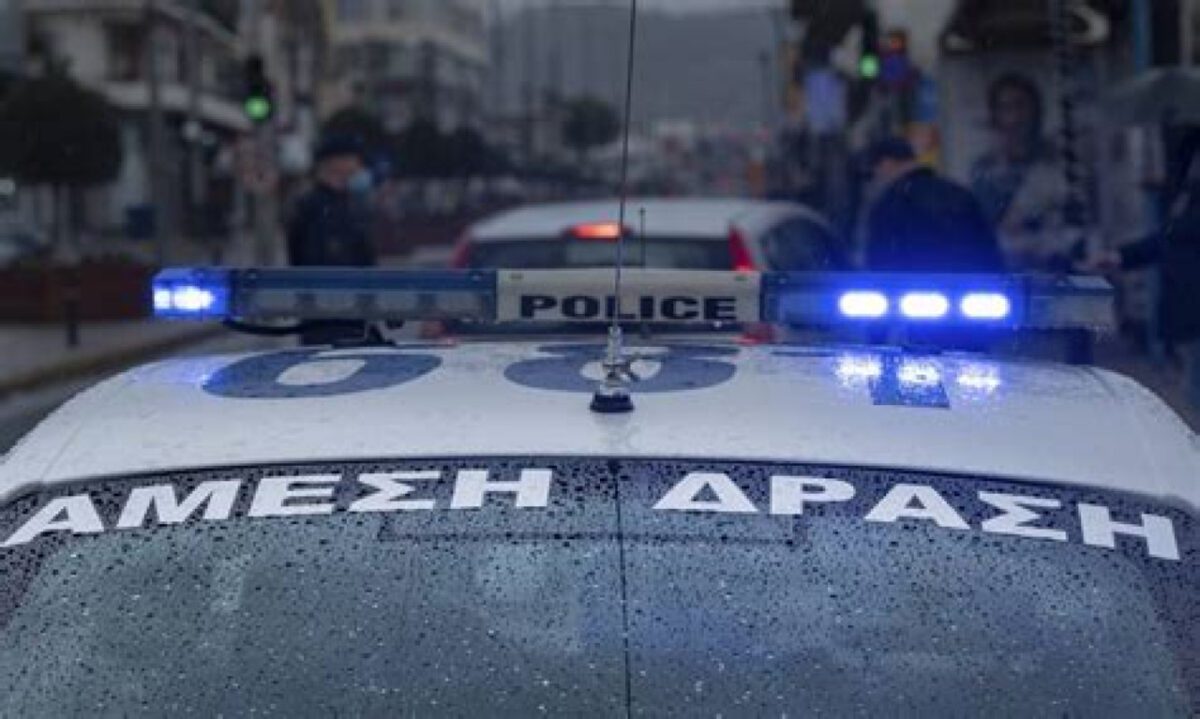 Λόγω του συμβάντος η Φίλωνος αποκλείστηκε από την αστυνομία. Αναμένεται κλιμάκιο του τμήματος Εξουδετέρωσης Εκρηκτικών Μηχανισμών.