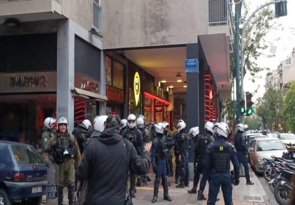 Οι αστυνομικοί απάντησαν με χημικά και δακρυγόνα, με το πλήθος να βρίσκει καταφύγιο στις φοιτητικές εστίες επί της Πατησίων. Αυτήν την ώρα ορισμένα άτομα βρίσκονται στην ταράτσα του χώρου, ενώ μέχρι στιγμής έχουν σημειωθεί 17 προσαγωγές.