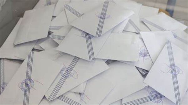 Η κυβερνητική πρόταση δίνει τη δυνατότητα της επιστολικής ψήφου για τις ευρωεκλογές και τα εθνικά δημοψηφίσματα στους εκλογείς εντός επικρατείας όσοι το επιλέξουν, χωρίς αιτιολογία, ενώ για τους εκλογείς του εξωτερικού θα είναι ο αποκλειστικός τρόπος ψηφοφορίας, καθώς δεν θα συγκροτηθούν εκλογικά τμήματα.