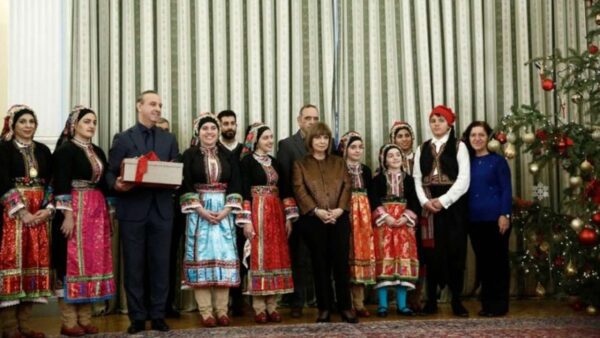 Με παραδοσιακές μαντινάδες της Καρπάθου και παραδοσιακούς χορούς από το όμορφο ακριτικό νησί ευχήθηκε στην κυρία Σακελλαροπούλου, η Αδελφότητα Ολυμπιτών Καρπάθου «Η Δήμητρα», με τον Πρόεδρό τους να ευχαριστεί την κυρία Σακελλαροπούλου για την επίσκεψή της στο νησί τους.
