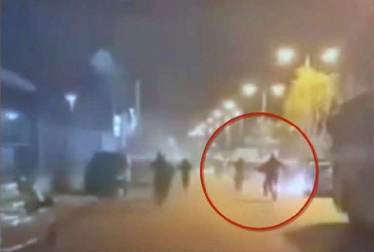 Επεισόδια στου Ρέντη: Ακρωτηρίασαν το πόδι του αστυνομικού – Δίνει μάχη για την ζωή του