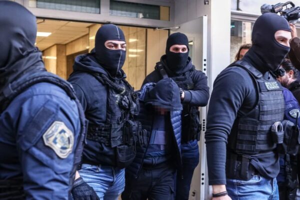 Ρέντη: Βρέθηκε πυρίτιδα στα χέρια του 18χρονου που έριξε την ναυτική φωτοβολίδα