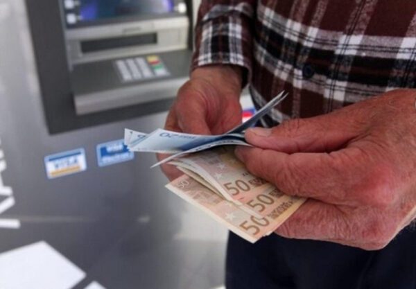 - H εθνική σύνταξη. Η εθνική σύνταξη, η οποία, μέχρι τις 31/12/2023, ανερχόταν σε 413,76 ευρώ, αυξάνεται, από 1/1/2024, σε 426,17 ευρώ.