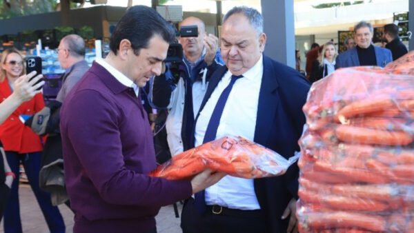 Ο κ. Σκρέκας δήλωσε: «Αυτές οι ημέρες των Χριστουγέννων δίνουν την ευκαιρία, εκτός από τη χαρά, να δείξουμε και την αλληλεγγύη σε ανθρώπους που είναι αδύναμοι και ευάλωτοι. Είναι ένας σπουδαίος συμβολισμός, γιατί αυτές οι μέρες είναι οι μέρες που όλοι πρέπει να δείξουμε την ανθρωπιά μας.