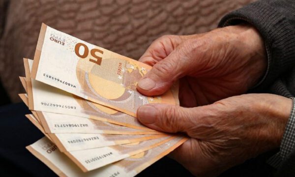 Για άθροισμα συντάξεων έως 700 ευρώ θα καταβληθεί επίδομα 200 ευρώ, για 701 έως 1100 ευρώ σύνταξη επίδομα 150 ευρώ και για άθροισμα συντάξεων από 1.101 έως 1.600 ευρώ επίδομα 100 ευρώ.