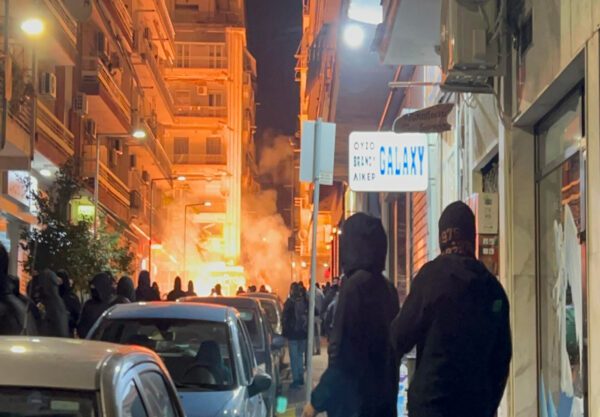 Κουκουλοφόροι πέταξαν βόμβες μολότοφ και πέτρες εναντίον αστυνομικών δυνάμεων, πυρπολώντας κάδους απορριμμάτων στην περιοχή πέριξ των οδών Ολύμπου και Φιλίππου, με τους αστυνομικούς να απαντούν με χρήση χημικών.