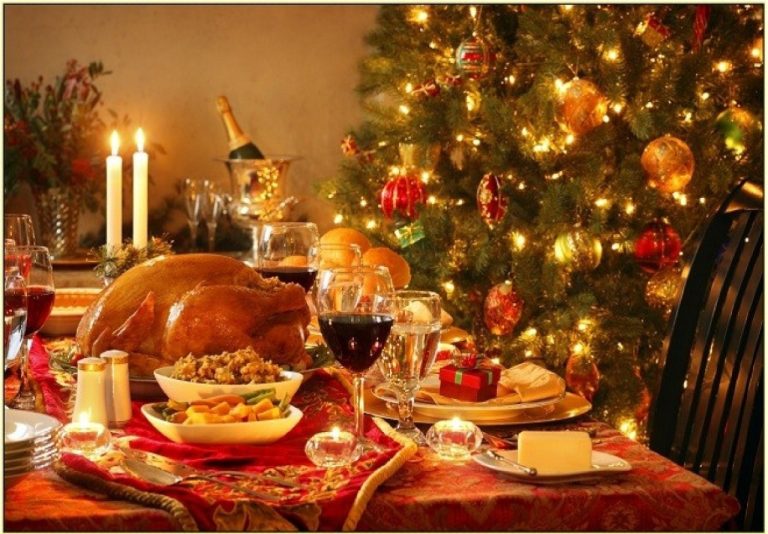Η ακρίβεια θα «πρωταγωνιστήσει» στο χριστουγεννιάτικο τραπέζι καθώς φέτος αναμένεται να είναι πιο «τσουχτερό» το κόστος, αυξημένο κατά 10%-20%. Μια τετραμελής οικογένεια θα χρειαστεί να πληρώσει περίπου 150 ευρώ.