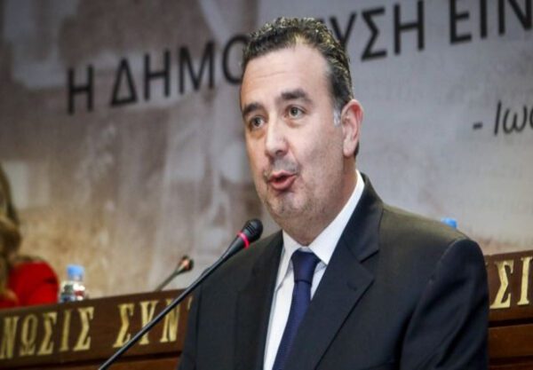 Η ημερίδα είναι σε εξέλιξη από τις 9 το πρωί και θα ολοκληρωθεί στις 18:00 στο κτίριο της ΕΣΗΕΑ, Ακαδημίας 20 (Αίθουσα Γ. Καράντζας, 1ος όροφος) με ομιλητές δημοσιογράφους, πανεπιστημιακούς και ειδικούς, οι οποίοι θα αναφερθούν σε όλες τις πτυχές της χρήσης της τεχνητής νοημοσύνης στα Μέσα Ενημέρωσης
