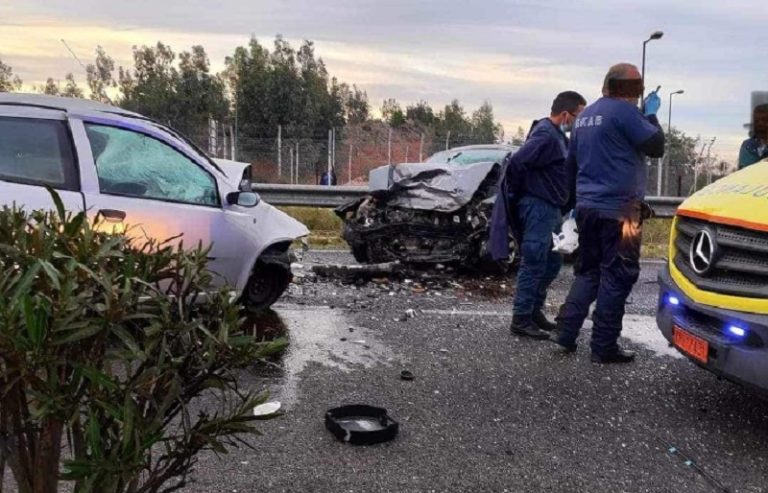 Σφοδρή μετωπική σύγκρουση αυτοκινήτων με δύο νεκρούς στη λεωφόρο Σπάτων – Αρτέμιδος