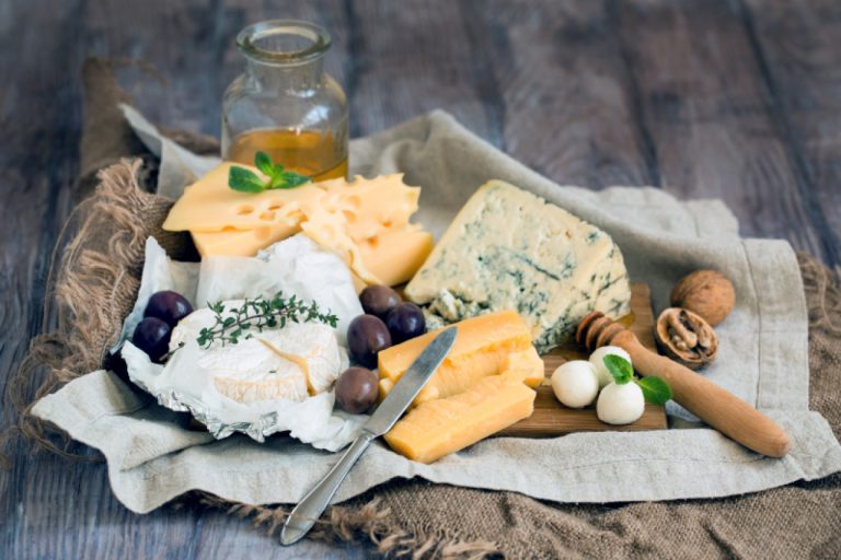 Το είδος του γάλακτος που χρησιμοποιείται στην παρασκευή, αλλά και ο τρόπος, η μέθοδος που παρασκευάζεται το τυρί είναι αυτά που καθορίζουν την διατροφική αξία του τυριού.