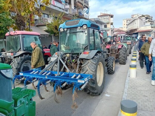 Λάρισα: Μαζική η συμμετοχή των αμπελουργών στο συλλαλητήριο με τρακτέρ στον Τύρναβο2