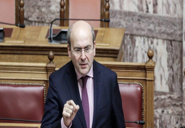 Τέσσερις βασικές νομοτεχνικές βελτιώσεις του νέου φορολογικού νομοσχεδίου που αφορούν στον τεκμαρτό τρόπο φορολόγησης των ελευθέρων επαγγελματιών ανακοίνωσε στο παρά πέντε ο υπουργός Εθνικής Οικονομίας και Οικονομικών Κωστής Χατζηδάκης μιλώντας στη Βουλή.