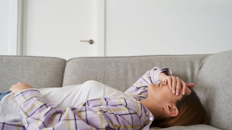 Σας παίρνει ο ύπνος στον καναπέ; – 4 «χρυσές» συμβουλές για να κοιμάστε καλά