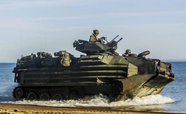 Αμφίβια AAV-7 μαζί με Bradley στην Ελλάδα