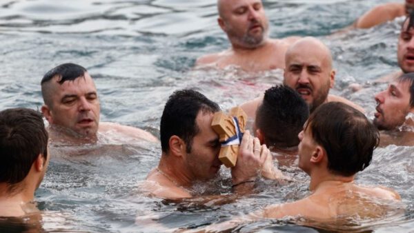 Με ιδιαίτερη λαμπρότητα τελέστηκε ο αγιασμός των υδάτων σε διάφορες περιοχές της χώρας
