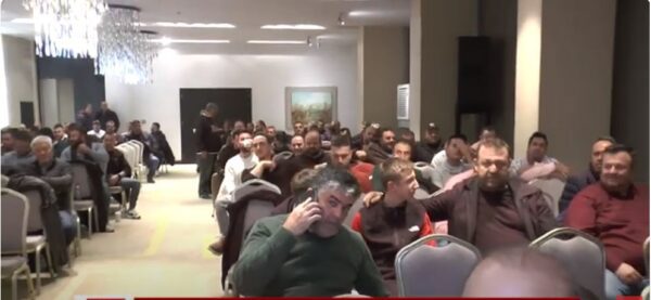 Ζεσταίνουν τις μηχανές των τρακτέρ οι αγρότες μετά την σύσκεψη που έγινε στις Σέρρες- Video