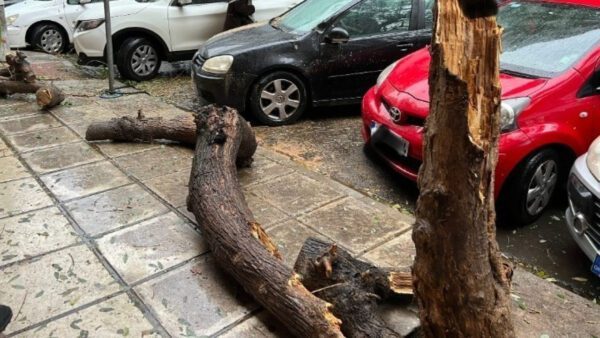 Ανεμοστρόβιλος στον Πύργο προκάλεσε ζημιές σε σπίτια και καταστήματα