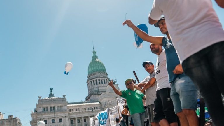 Πρώτη μαζική κινητοποίηση στην Αργεντινή εναντίον του προέδρου Χαβιέρ Μιλέι