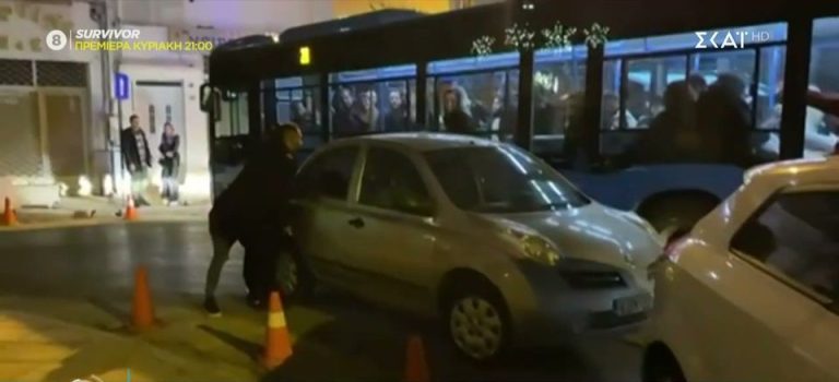 Σήκωσαν στα χέρια αυτοκίνητο που εμπόδιζε λεωφορείο στη Θεσσαλονίκη