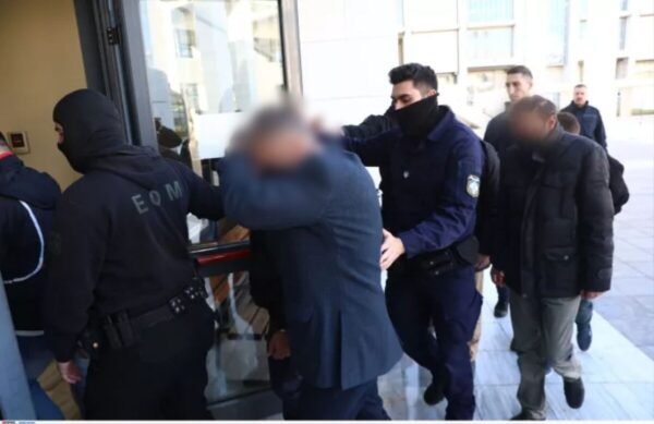 Δίκη για τη 12χρονη στον Κολωνό: Ξεκίνησε η διαδικασία