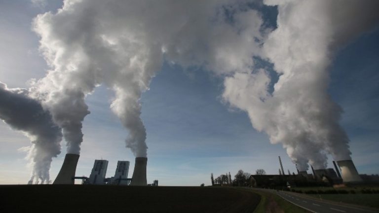 ΕΕ: Παρά την πρόοδο απαιτείται διπλασιασμός του ετήσιου ρυθμού μείωσης των εκπομπών διοξειδίου του άνθρακα για τον στόχο του 2030
