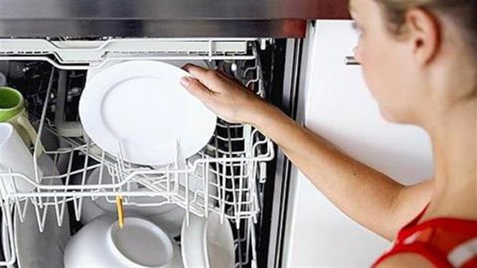 Πώς να καθαρίσετε σωστά το πλυντήριο πιάτων – Χρήσιμες συμβουλές από τους ειδικούς