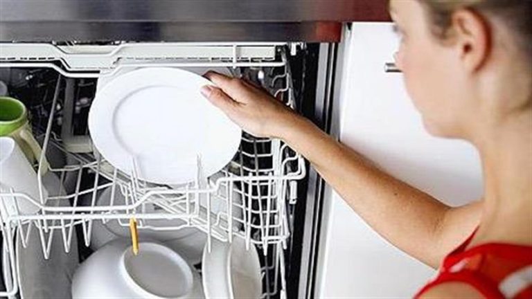 Πώς να καθαρίσετε σωστά το πλυντήριο πιάτων – Χρήσιμες συμβουλές από τους ειδικούς