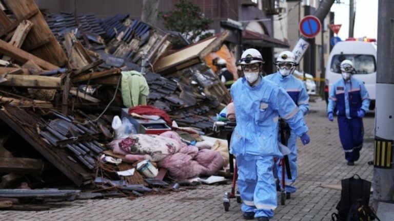 90χρονη ανασύρθηκε ζωντανή στην Ιαπωνία, έξι μέρες μετά το φονικό σεισμό - 222 άνθρωποι αγνοούνται