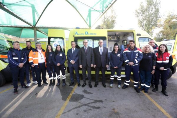 Άλλα 10 ασθενοφόρα παρέλαβε το ΕΚΑΒ από τις δωρεές πολιτών στον ειδικό λογαριασμό COVID-19