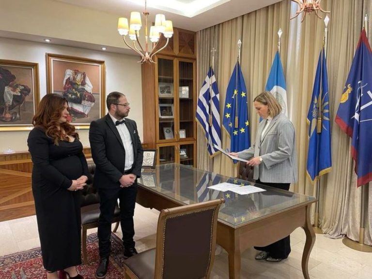 Σέρρες: Τον πρώτο της πολιτικό γάμο τέλεσε η δήμαρχος Βαρβάρα Μητλιάγκα