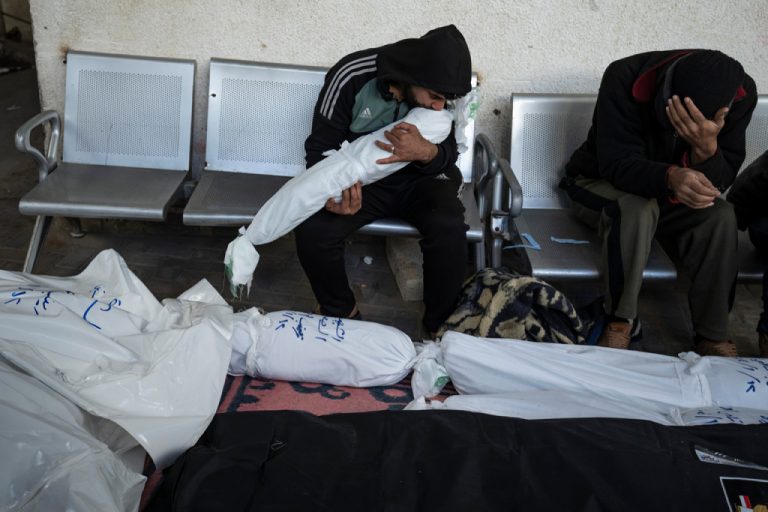 Γάζα: Στους 23.843 οι νεκροί Παλαιστίνιοι – Συνεχίζονται οι βομβαρδισμοί