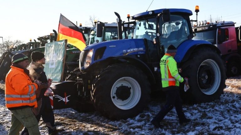 Γερμανία: Οι αγρότες διαμαρτύρονται για τις περικοπές των επιδοτήσεων στα καύσιμα
