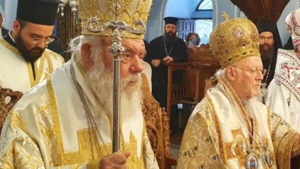 Εγκάρδια ανταλλαγή ευχών για το νέο έτος μεταξύ Βαρθολομαίου και Ιερώνυμου
