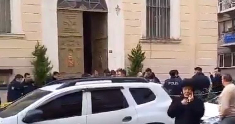 Κωνσταντινούπολη: Ενοπλη επίθεση σε καθολική εκκλησία – Αναφορές για έναν νεκρό