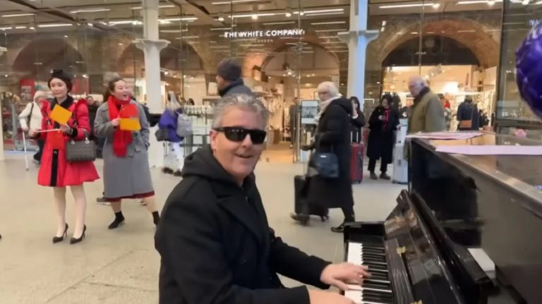 Λονδίνο: Κινέζοι έκοψαν το live streaming γνωστού πιανίστα στο μετρό, επειδή έδειξε τα πρόσωπά τους