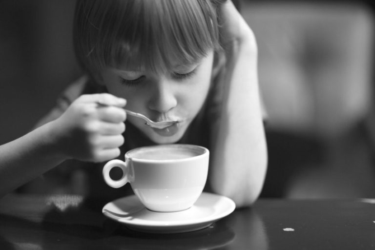 Οι 12 παρενέργειες της καφεΐνης στα παιδιά
